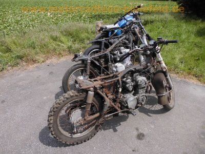 Honda_CB_550_Four_Cafe-Racer_blau_Tank_aus_CB650C_schwarze_Raeder_Stummel-Lenker_zurueckverlegte_Fussrasten-Anlage_etc_1.jpg