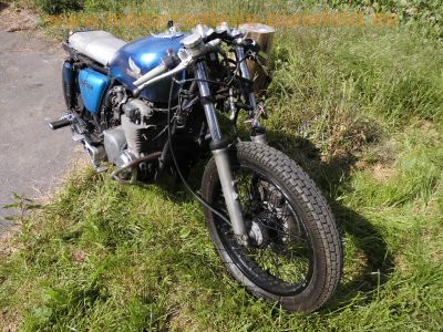 Honda_CB_550_Four_Cafe-Racer_blau_Tank_aus_CB650C_schwarze_Raeder_Stummel-Lenker_zurueckverlegte_Fussrasten-Anlage_etc_10.jpg