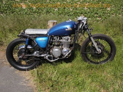 Honda_CB_550_Four_Cafe-Racer_blau_Tank_aus_CB650C_schwarze_Raeder_Stummel-Lenker_zurueckverlegte_Fussrasten-Anlage_etc_15.jpg