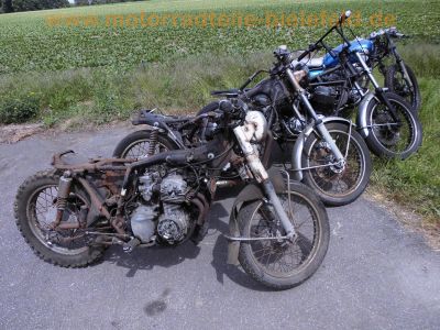 Honda_CB_550_Four_Cafe-Racer_blau_Tank_aus_CB650C_schwarze_Raeder_Stummel-Lenker_zurueckverlegte_Fussrasten-Anlage_etc_2.jpg
