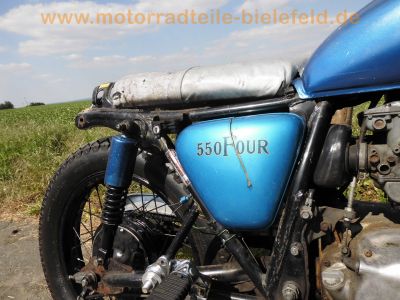 Honda_CB_550_Four_Cafe-Racer_blau_Tank_aus_CB650C_schwarze_Raeder_Stummel-Lenker_zurueckverlegte_Fussrasten-Anlage_etc_23.jpg