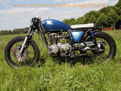 Honda_CB_550_Four_Cafe-Racer_blau_Tank_aus_CB650C_schwarze_Raeder_Stummel-Lenker_zurueckverlegte_Fussrasten-Anlage_etc_45.jpg