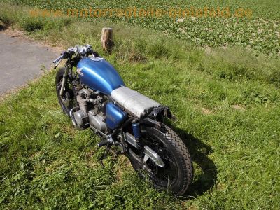 Honda_CB_550_Four_Cafe-Racer_blau_Tank_aus_CB650C_schwarze_Raeder_Stummel-Lenker_zurueckverlegte_Fussrasten-Anlage_etc_48.jpg