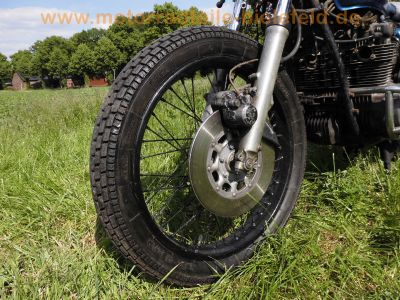 Honda_CB_550_Four_Cafe-Racer_blau_Tank_aus_CB650C_schwarze_Raeder_Stummel-Lenker_zurueckverlegte_Fussrasten-Anlage_etc_51.jpg
