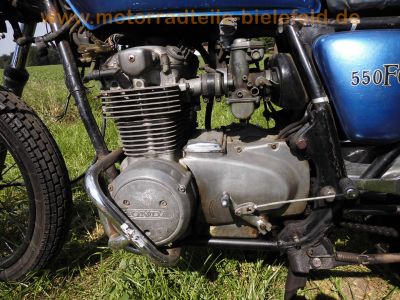 Honda_CB_550_Four_Cafe-Racer_blau_Tank_aus_CB650C_schwarze_Raeder_Stummel-Lenker_zurueckverlegte_Fussrasten-Anlage_etc_56.jpg