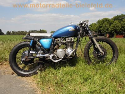 Honda_CB_550_Four_Cafe-Racer_blau_Tank_aus_CB650C_schwarze_Raeder_Stummel-Lenker_zurueckverlegte_Fussrasten-Anlage_etc_7.jpg