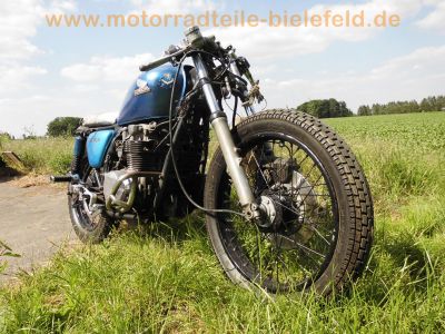 Honda_CB_550_Four_Cafe-Racer_blau_Tank_aus_CB650C_schwarze_Raeder_Stummel-Lenker_zurueckverlegte_Fussrasten-Anlage_etc_9.jpg