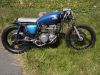 Honda_CB_550_Four_Cafe-Racer_blau_Tank_aus_CB650C_schwarze_Raeder_Stummel-Lenker_zurueckverlegte_Fussrasten-Anlage_etc_11.jpg