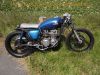 Honda_CB_550_Four_Cafe-Racer_blau_Tank_aus_CB650C_schwarze_Raeder_Stummel-Lenker_zurueckverlegte_Fussrasten-Anlage_etc_15.jpg