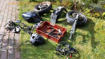 Suzuki_GSX_750_F_GR78A_schwarz_Ersatzteile_spare-parts_-_Tank_Vorderrad_Hinterrad_Lenker_Heck_uvm_1.jpg