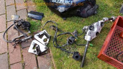 Suzuki_GSX_750_F_GR78A_schwarz_Ersatzteile_spare-parts_-_Tank_Vorderrad_Hinterrad_Lenker_Heck_uvm_12.jpg