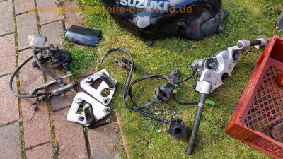 Suzuki_GSX_750_F_GR78A_schwarz_Ersatzteile_spare-parts_-_Tank_Vorderrad_Hinterrad_Lenker_Heck_uvm_13.jpg