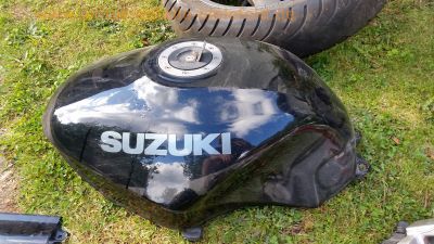 Suzuki_GSX_750_F_GR78A_schwarz_Ersatzteile_spare-parts_-_Tank_Vorderrad_Hinterrad_Lenker_Heck_uvm_15.jpg