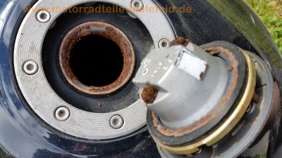 Suzuki_GSX_750_F_GR78A_schwarz_Ersatzteile_spare-parts_-_Tank_Vorderrad_Hinterrad_Lenker_Heck_uvm_26.jpg