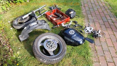 Suzuki_GSX_750_F_GR78A_schwarz_Ersatzteile_spare-parts_-_Tank_Vorderrad_Hinterrad_Lenker_Heck_uvm_3.jpg