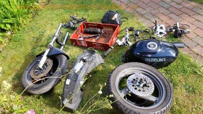 Suzuki_GSX_750_F_GR78A_schwarz_Ersatzteile_spare-parts_-_Tank_Vorderrad_Hinterrad_Lenker_Heck_uvm_4.jpg