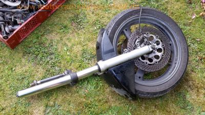 Suzuki_GSX_750_F_GR78A_schwarz_Ersatzteile_spare-parts_-_Tank_Vorderrad_Hinterrad_Lenker_Heck_uvm_58.jpg