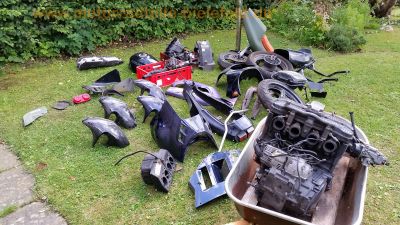 Suzuki_GSX-R_1100_W_GU75C_Ersatzteile_spare-parts__-_Motor_Vergaser_Verkleidung_engine_fairing_wie_GSXR_750_1100_W_31.jpg