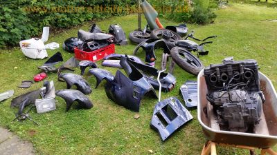 Suzuki_GSX-R_1100_W_GU75C_Ersatzteile_spare-parts__-_Motor_Vergaser_Verkleidung_engine_fairing_wie_GSXR_750_1100_W_4.jpg