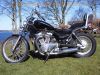 Suzuki_VS750_Intruder_VR51A_V2_Chopper_schwarz_original_Auspuff_SANKEI_2236_Sturzbuegel_Sissybar_43kW_58PS_-_wie_VS600_VS700_VS800_VS1400_2.jpg