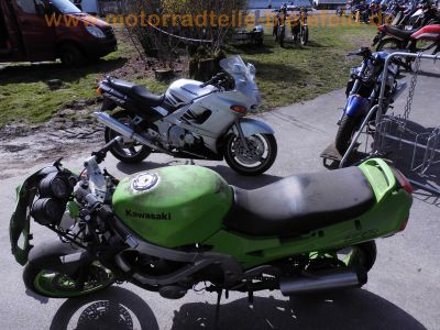 Kawasaki_ZZR600E_ZX600E_1995_98PS_Crash_Ersatzteile_spare-parts_GIVI-Koffertraeger_Motor_engine_Rahmen_Gabel_81.jpg