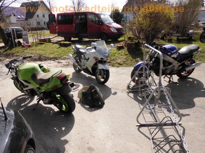 Kawasaki_ZZR600E_ZX600E_1995_98PS_Crash_Ersatzteile_spare-parts_GIVI-Koffertraeger_Motor_engine_Rahmen_Gabel_82.jpg