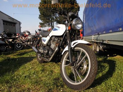 Suzuki_GSX400E_GK53C_weiss-blau_JAMA-Auspuff_Koffertraeger_Gepaecktraeger_-_wie_GSX250E_GS25x_GS40x_GK51C_GJ53B_4.jpg