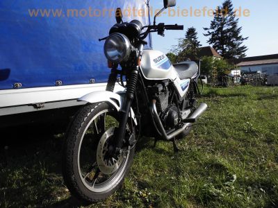 Suzuki_GSX400E_GK53C_weiss-blau_JAMA-Auspuff_Koffertraeger_Gepaecktraeger_-_wie_GSX250E_GS25x_GS40x_GK51C_GJ53B_44.jpg