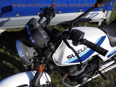 Suzuki_GSX400E_GK53C_weiss-blau_JAMA-Auspuff_Koffertraeger_Gepaecktraeger_-_wie_GSX250E_GS25x_GS40x_GK51C_GJ53B_67.jpg