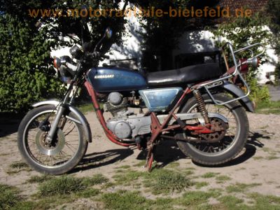 Kawasaki_KZ200A_Z200A_blau-rot_rostig_Einzylinder_Oldtimer_Gepaecktraeger_Papiere_31.jpg