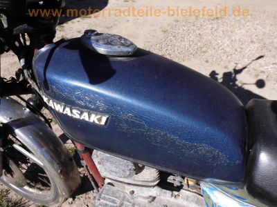 Kawasaki_KZ200A_Z200A_blau-rot_rostig_Einzylinder_Oldtimer_Gepaecktraeger_Papiere_40.jpg
