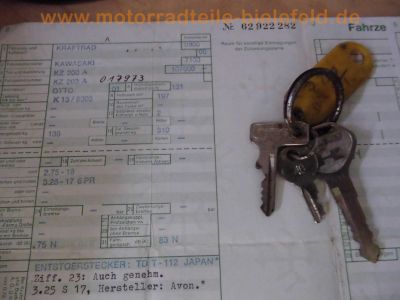 Kawasaki_KZ200A_Z200A_blau-rot_rostig_Einzylinder_Oldtimer_Gepaecktraeger_Papiere_58.jpg