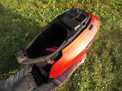 Piaggio_Sfera_125_Four-Stroke_4T_Roller_Scooter_rot_-_Technik_wie_Vespa_ET4_RST_RSL_SKR_50_125_10.jpg
