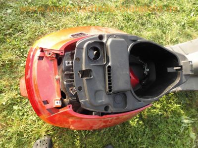 Piaggio_Sfera_125_Four-Stroke_4T_Roller_Scooter_rot_-_Technik_wie_Vespa_ET4_RST_RSL_SKR_50_125_16.jpg