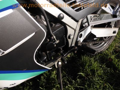 Yamaha_FZ_750_Genesis_2KK_grau-weiss_letztes_Modell_1990_17_Zoll_Vorderrad_Vollverkleidung_4in1_Auspuff_-_wie_1FN_3KT_26.jpg