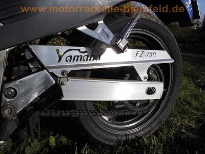 Yamaha_FZ_750_Genesis_2KK_grau-weiss_letztes_Modell_1990_17_Zoll_Vorderrad_Vollverkleidung_4in1_Auspuff_-_wie_1FN_3KT_28.jpg