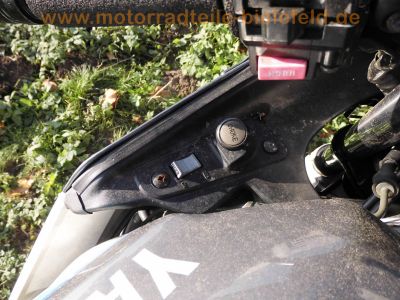 Yamaha_FZ_750_Genesis_2KK_grau-weiss_letztes_Modell_1990_17_Zoll_Vorderrad_Vollverkleidung_4in1_Auspuff_-_wie_1FN_3KT_30.jpg