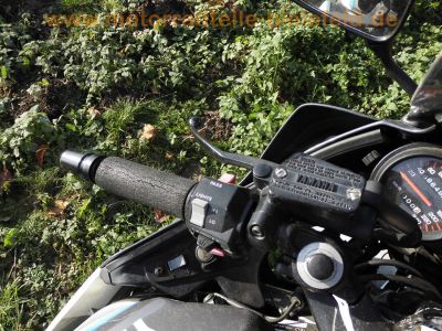 Yamaha_FZ_750_Genesis_2KK_grau-weiss_letztes_Modell_1990_17_Zoll_Vorderrad_Vollverkleidung_4in1_Auspuff_-_wie_1FN_3KT_31.jpg