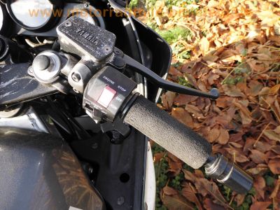 Yamaha_FZ_750_Genesis_2KK_grau-weiss_letztes_Modell_1990_17_Zoll_Vorderrad_Vollverkleidung_4in1_Auspuff_-_wie_1FN_3KT_33.jpg