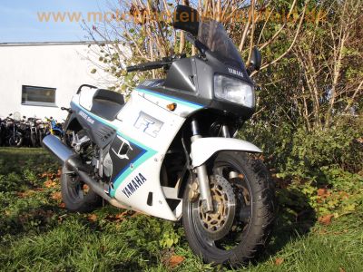 Yamaha_FZ_750_Genesis_2KK_grau-weiss_letztes_Modell_1990_17_Zoll_Vorderrad_Vollverkleidung_4in1_Auspuff_-_wie_1FN_3KT_47.jpg