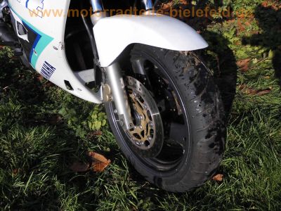 Yamaha_FZ_750_Genesis_2KK_grau-weiss_letztes_Modell_1990_17_Zoll_Vorderrad_Vollverkleidung_4in1_Auspuff_-_wie_1FN_3KT_52.jpg