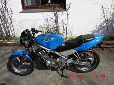 Honda_CB-1_CB400F_NC27_blau_Tankdellen_-_Motor_Technik_wie_CBR400RR_NC23_NC29-5.jpg