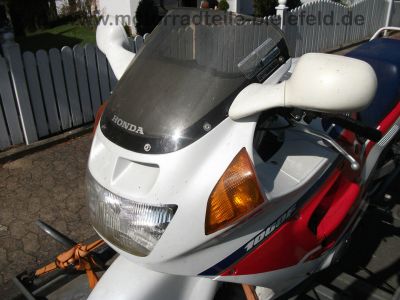 Honda_CBR_1000_F_SC24_HRC_rot-weiss-blau_4in1_Auspuff_Gepaecktraeger_Tourenscheibe_Soziusabdeckung_44.jpg