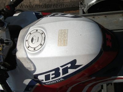 Honda_CBR_1000_F_SC24_HRC_rot-weiss-blau_4in1_Auspuff_Gepaecktraeger_Tourenscheibe_Soziusabdeckung_46.jpg