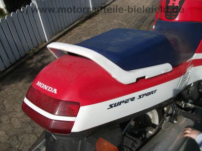Honda_CBR_1000_F_SC24_HRC_rot-weiss-blau_4in1_Auspuff_Gepaecktraeger_Tourenscheibe_Soziusabdeckung_94.jpg